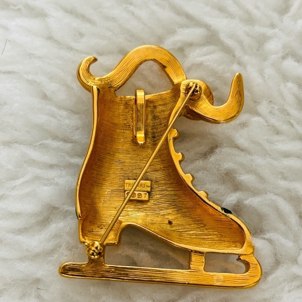Trifari 1997 Gold and Green Enamel Ice Skate Brooch Pendant - Picture 2 of 11